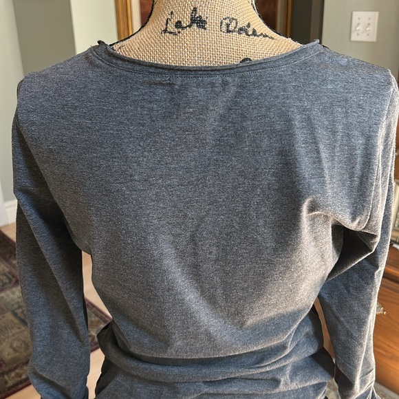 Sundance Red Valor Top, Size Medium. Elastic at sleeve and side hip. - Picture 5 of 7